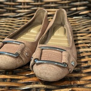 Kelly & Katie Presley Ballet Flats in Pale Pink with Silver Detail in size 6.5